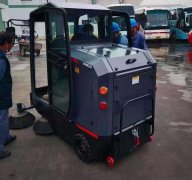 人工清掃效率低？用電動(dòng)掃地車